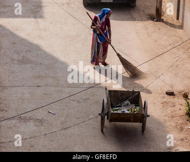 L'Inde les femmes analphabètes travaillant comme ouvriers en utilisant leurs mains en Inde. Banque D'Images