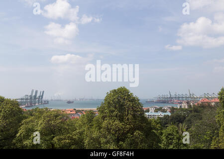 Singapour, Singapour - Février 01, 2015 : avis du terminal à conteneurs du Southern Ridges Banque D'Images