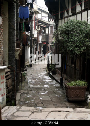 Une petite rue sinueuse de Ciqikou Ancient Town, une portion préservée de vieux Chongqing, Chine. Banque D'Images