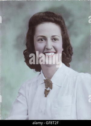 Vintage des années 40, teinté Main Portrait noir et blanc, jolie brunette Smiling Young Woman, USA Banque D'Images