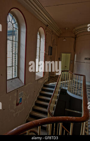 Une partie de l'escalier principal au sein de l'Hôpital St Clements fermé dans l'East End londonien avant le réaménagement. Banque D'Images