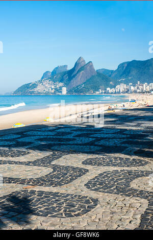 Tôt le matin sur la plage d'Ipanema, Rio de Janeiro, Brésil Banque D'Images