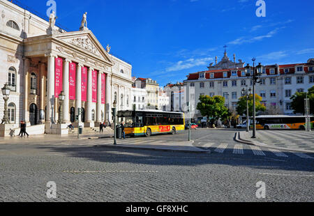 Lisbonne, Portugal - 21 DÉCEMBRE : bâtiment du théâtre national sur la place de Dom Pedro IV le 21 décembre 2013. Lisbonne est un habitant Banque D'Images