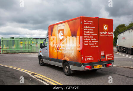 Ocado Onion Van Livery & Morrisons, supermarché en ligne, service de livraison d'épicerie, véhicules destinés aux magasins d'alimentation, livraison en ligne de véhicules, épicerie et articles ménagers essentiels à Liverpool, Merseyside, Royaume-Uni Banque D'Images