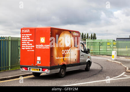 Oignon Ocado Van livery & supermarché Morrisons service de livraison d'épicerie food store en ligne ; les véhicules de la flotte de livraison La livraison, l'épicerie et des articles ménagers de première nécessité à Liverpool, Merseyside, Royaume-Uni Banque D'Images