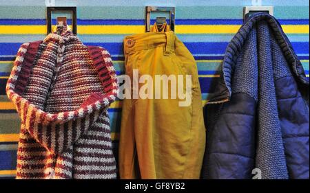 Kids clothes hanging sur le rack Banque D'Images