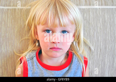 Portrait d'un petit garçon aux cheveux blonds et aux yeux bleus Banque D'Images