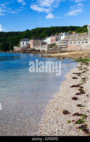 Kingsand rivage tôt le matin sur un matin d'été. Situé à Cornwall, England, UK Banque D'Images