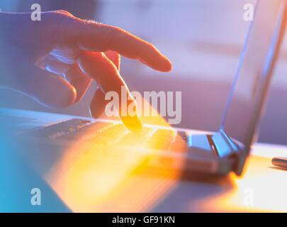 Parution de la propriété. Parution du modèle. La silhouette de la main des hommes de la saisie sur un clavier d'ordinateur portable. Banque D'Images