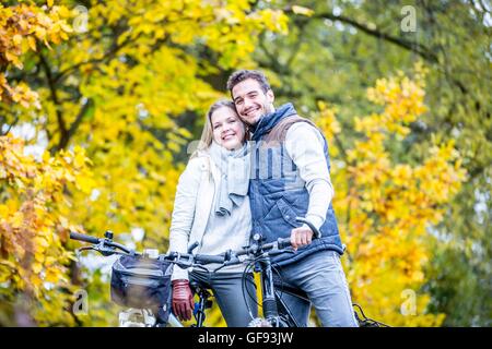 Parution du modèle. Jeune couple à vélo ensemble, portrait. Banque D'Images