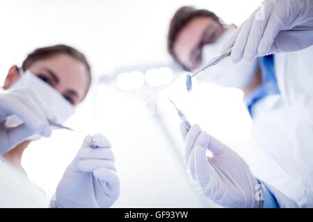 Parution du modèle. Dentiste et l'assistant portant miroirs inclinable. Banque D'Images