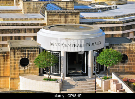 La Valette, MALTE - 12 mars : Entrée d'un bâtiment principal de l'office de banque centrale de Malte le 12 mars 2013. La Valette est une capitale Banque D'Images