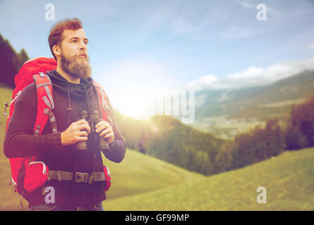 Homme avec sac à dos et des jumelles en plein air Banque D'Images