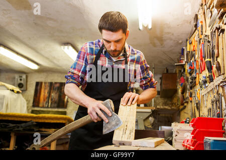 Carpenter avec hache et de travail du Conseil à l'atelier Banque D'Images