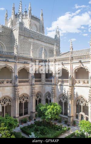 Des jardins dans le cloître central du monastère de San Juan de los Reyes à Tolède, Espagne Banque D'Images