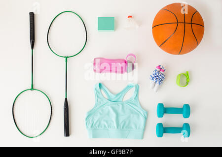 Close up de raquettes de badminton avec sports stuff Banque D'Images