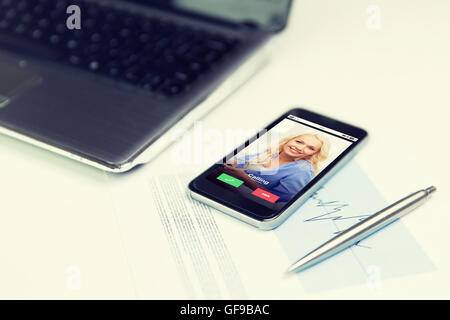 Close up d'appel entrant sur l'écran du smartphone Banque D'Images