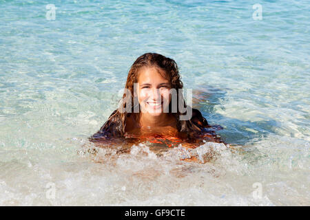 Jeune adolescent bronzé tourist baignade dans les eaux limpides de la mer Méditerranée à la plage d'Antisamos, l'île de Céphalonie, Grèce Banque D'Images