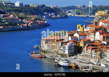 PORTO, PORTUGAL - 27 novembre : Panorama de la riviera de la ville de Porto le point de vue le 27 novembre 2013. Porto est l'une des plus anciennes