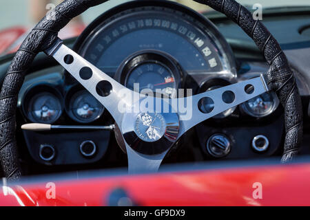 1957 Chevrolet Corvette volant et cadran de l'indicateur. Banque D'Images