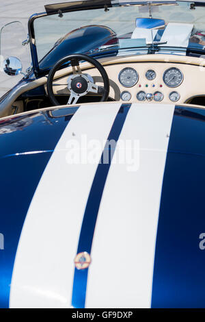 1954 Ford GT 40 rayures bleu et blanc et cockpit avec tableau de bord en cuir crème Banque D'Images