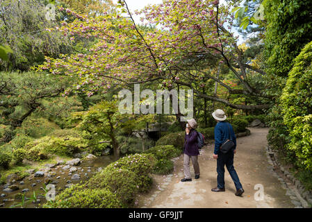 Les visiteurs dans les jardins de Heian Jingu, Kyoto, Japon Banque D'Images