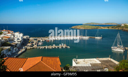 Vue sur Port de plaisance de l'île Andros en mer Égée, Grèce. Banque D'Images