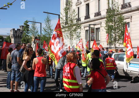 Les travailleurs français en grève plus cheval de Troie pour protester contre les lois proposées par le gouvernement dans les rues d'Avignon. Banque D'Images