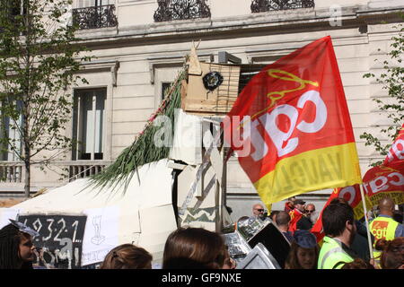 Les travailleurs français en grève plus cheval de Troie pour protester contre les lois proposées par le gouvernement dans les rues d'Avignon. Banque D'Images