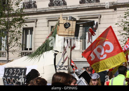 Les travailleurs français en grève plus cheval de Troie pour protester contre les lois proposées par le gouvernement dans les rues d'Avignon. Banque D'Images