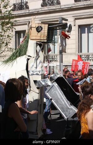 Les travailleurs français en grève plus cheval de Troie pour protester contre les lois proposées par le gouvernement dans les rues d'Avignon. Banque D'Images