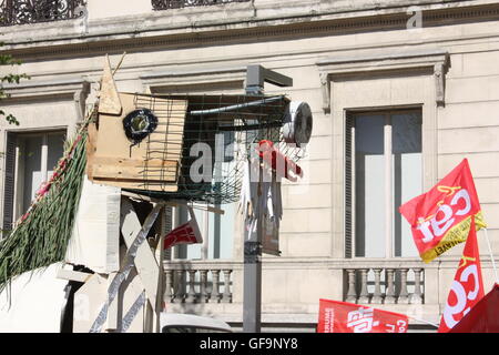 Les travailleurs français en grève plus cheval de Troie pour protester contre les lois proposées par le gouvernement dans les rues d'Avignon. Banque D'Images