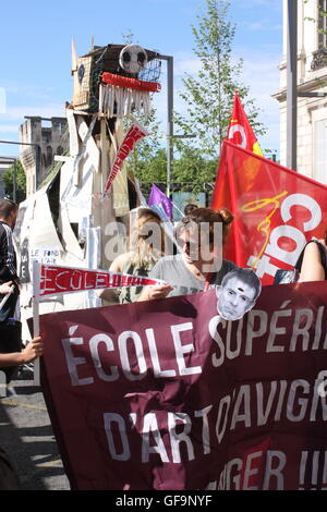 Les travailleurs français en grève plus cheval de Troie pour protester contre les lois proposées par le gouvernement dans les rues d'Avignon. Banque D'Images