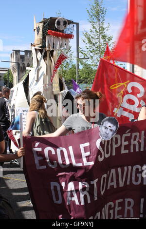 Les travailleurs français en grève plus cheval de Troie pour protester contre les lois proposées par le gouvernement dans les rues d'Avignon. Banque D'Images