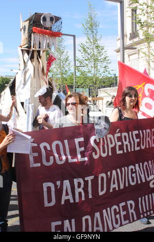 Les travailleurs français en grève plus cheval de Troie pour protester contre les lois proposées par le gouvernement dans les rues d'Avignon. Banque D'Images