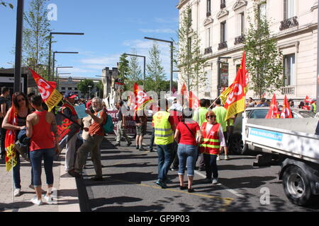 Les travailleurs français en grève plus cheval de Troie pour protester contre les lois proposées par le gouvernement dans les rues d'Avignon. Banque D'Images