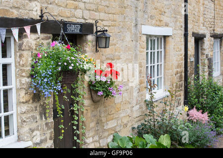 Hanging Basket affichage floral à l'extérieur d'un chalet à Burford, Oxfordshire, Angleterre Banque D'Images