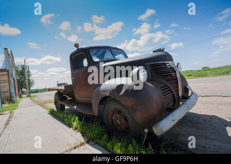 Rusty vintage Fargo (Dodge) Chariot en Saskatchewan Canada Rue Banque D'Images