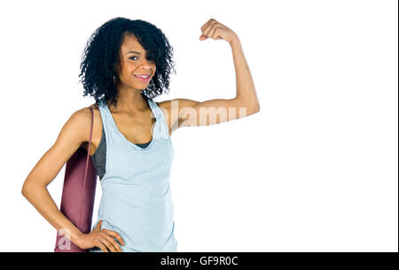 Modèle féminin jolie femme montrant avec force arm curl Banque D'Images