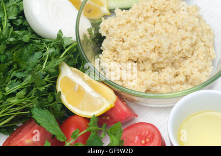 Taboulé salade libanaise avec le boulgour et légumes frais Banque D'Images