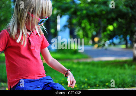 Portrait d'un enfant avec une longue chevelure blonde Banque D'Images