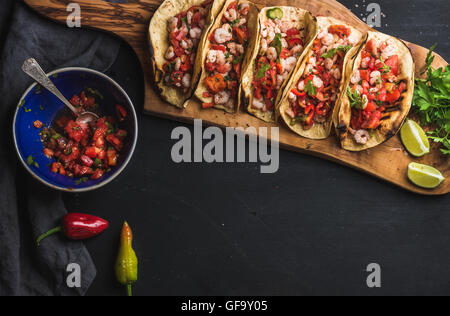 Tacos de crevettes avec de la salsa, limes et persil Banque D'Images