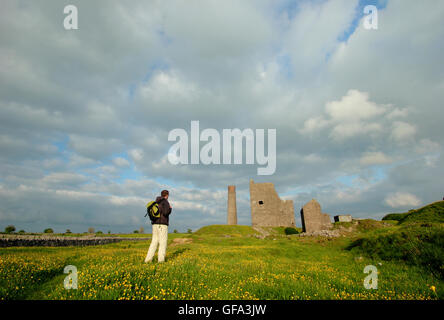 Un homme Walker fait une pause par Pie la mienne ; un ancien fonctionnement près de Sheldon, parc national de Peak District, Derbyshire, Royaume-Uni - Juin Banque D'Images