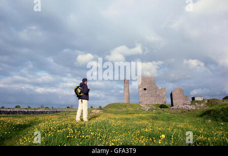 Un homme Walker fait une pause par Pie la mienne ; un ancien fonctionnement près de Sheldon, parc national de Peak District, Derbyshire, Royaume-Uni - Juin Banque D'Images