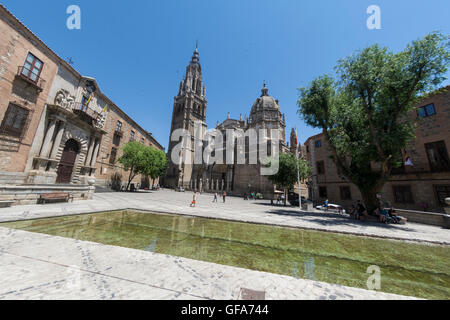 Image de la cathédrale de la Plaza del Ayuntamiento à Tolède, Espagne Banque D'Images