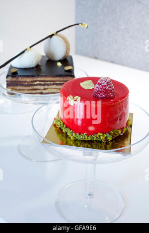 Jelly petit gâteau gâteau tiramisu framboise saveur et derrière Banque D'Images