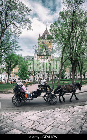 La VILLE DE QUÉBEC - Le 24 mai 2016 : une calèche est un moyen populaire pour voir les sites du vieux Québec dans les mois d'été. Banque D'Images