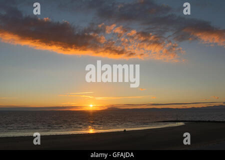 Promenade de Morecambe, Morecambe, Lancashire, Royaume-Uni. 29 juillet, 2016. Les couchers de soleil sur la baie de Morecambe Crédit : David Billinge/Alamy Live News Banque D'Images