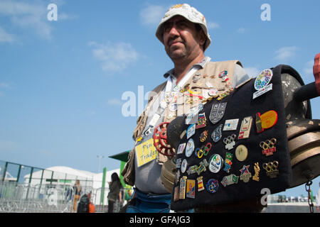 Expose sa collection de ventilateur sur les Jeux Olympiques pour faire des changements dans le port olympique à Rio de Janeiro, RJ. Banque D'Images