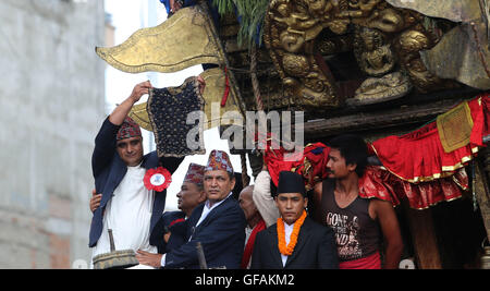 Kathmandu, Népal. 29 juillet, 2016. Un fonctionnaire du gouvernement népalais traditionnel affiche une veste d'ornement appelée "Bhoto" au public sur un char, le dernier jour de l'Rato Machindranath char festival, également connu sous le nom de Bhoto Jatra, à Jawalakhel de Kathmandu, Népal, 29 juillet 2016. Le festival célèbre chaque année est de prier pour de bonnes pluies de mousson pour une récolte de riz. Credit : Sunil Sharma/Xinhua/Alamy Live News Banque D'Images